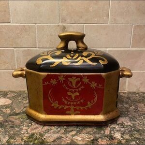 Vintage Oriental Accent Co. Hand Painted
Ceramic Box with Lid
